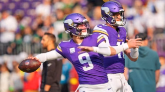 O quarterback J.J. McCarthy se prepara para um jogo dos Vikings.
