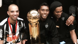 Claudinei com Ronaldinho Gaúcho e Diego Tardelli em 2014, ano em que foram campeões da Copa do Brasil e Recopa Sul-Americana pelo Atlético-MG.