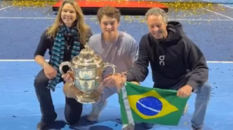 João Fonseca com seus pais e o troféu do ATP 500 da Basileia após a vitória.