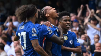 João Pedro em ação pelo Chelsea durante partida da Premier League.