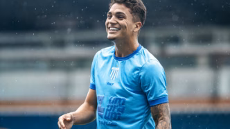João Vitor, volante do Avaí, comemora gol durante partida do Avaí na Série B.