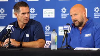 Joe Schoen (GM) e Brian Daboll (técnico) dos New York Giants em campo.