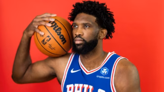 Joel Embiid em ação pelo Philadelphia 76ers.