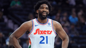 Joel Embiid, pivô estrela do Philadelphia 76ers, em ação.