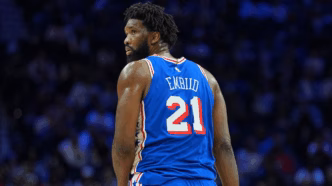 Joel Embiid em ação pelo Philadelphia 76ers, mostrando sua performance recuperada.