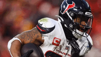 Joe Mixon correndo com a bola em campo pela equipe do Houston Texans.