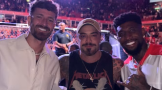 Jogadores do Flamengo, Léo Pereira e Emerson Royal, assistindo à luta de Charles Do Bronx no UFC Rio.