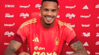 John, goleiro convocado para a Seleção Brasileira, com a camisa do Nottingham Forest.