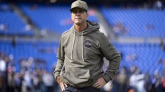 John Harbaugh, técnico do Baltimore Ravens, à beira do campo.