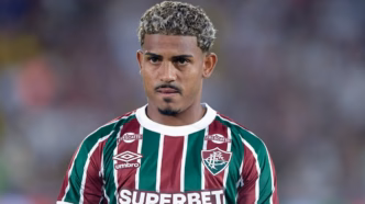 John Kennedy em campo com a camisa do Fluminense durante partida do Brasileirão