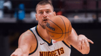 Nikola Jokic, estrela do Denver Nuggets, líder do ranking de ataques da NBA.