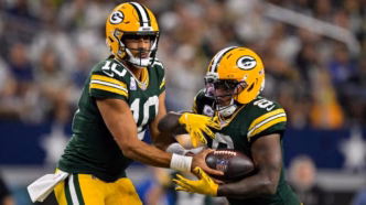 Jordan Love dos Green Bay Packers em ação em partida da Semana 9 da NFL.