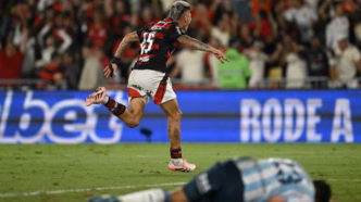 Jorge Carrascal comemora gol do Flamengo contra o Racing na Libertadores.