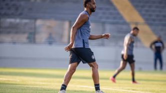 Jorge, lateral-esquerdo do Remo, em ação durante partida.