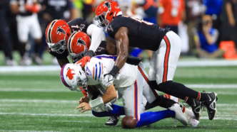 Quarterback Josh Allen em ação pelo Buffalo Bills em jogo da NFL.