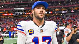 Quarterback Josh Allen do Buffalo Bills durante um jogo da NFL.