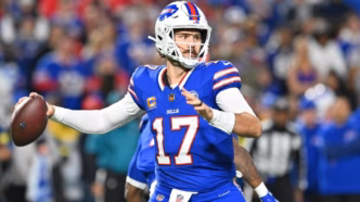 Josh Allen, quarterback dos Buffalo Bills, em ação durante uma partida da NFL.