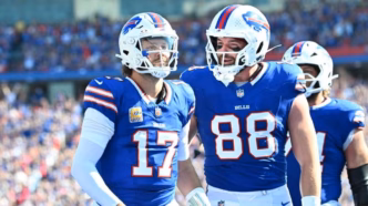 Josh Allen, quarterback do Buffalo Bills, em ação durante uma partida da NFL.