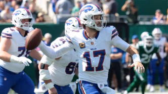 Josh Allen dos Buffalo Bills em ação, destacando sua performance na temporada.