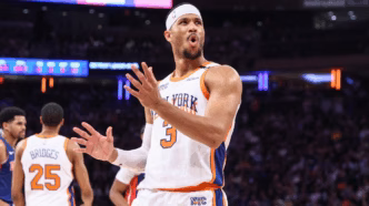 Josh Hart, jogador do New York Knicks, em ação durante uma partida da NBA.