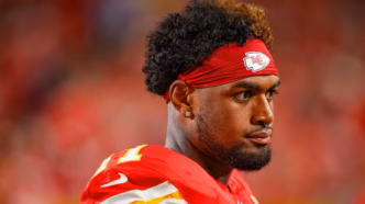 Josh Simmons, left tackle do Kansas City Chiefs, em ação.