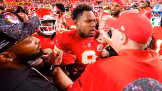 JuJu Smith-Schuster, wide receiver do Kansas City Chiefs, em ação durante uma partida da NFL.