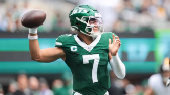 Justin Fields, quarterback do New York Jets, em ação durante um jogo da NFL.