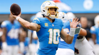 Justin Herbert, quarterback dos Los Angeles Chargers em ação.