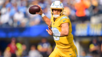 Justin Herbert, quarterback do Los Angeles Chargers, em ação.