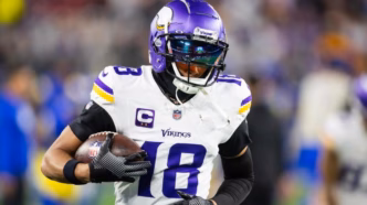 Wide receiver Justin Jefferson dos Minnesota Vikings em ação em jogo da NFL.