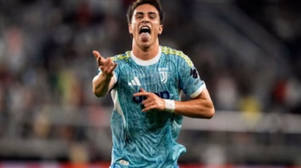 Yildiz, atacante da Juventus, em destaque em partida da Champions League.