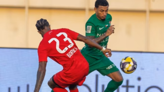 Kauan Santos conduzindo a bola em partida do Shabab Al-Ahli pelos Emirados Árabes.