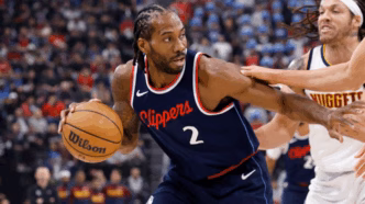 Kawhi Leonard, jogador do Los Angeles Clippers, em ação durante uma partida da NBA.