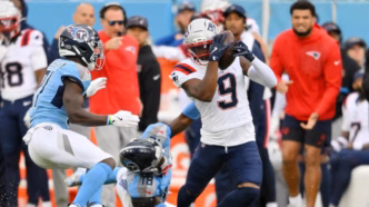 Kayshon Boutte comemora touchdown para o New England Patriots contra os Tennessee Titans.