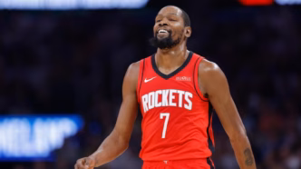 Kevin Durant, estrela do basquete, em ação durante partida da NBA.