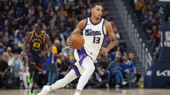 Keegan Murray arremessando para três pontos em jogo da NBA.