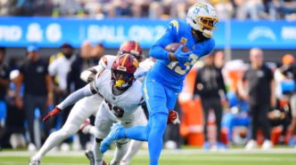 Keenan Allen comemorando recepção que o levou ao recorde de 1.000 recepções na NFL.