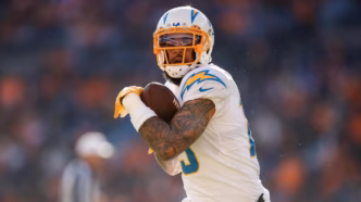Keenan Allen, wide receiver dos Los Angeles Chargers, em ação durante um jogo da NFL.