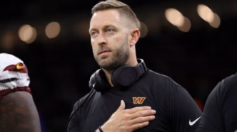 Kliff Kingsbury, coordenador ofensivo dos Commanders, é um dos alvos dos Titans para técnico.