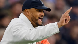 Vincent Kompany comemorando durante partida do Bayern de Munique.