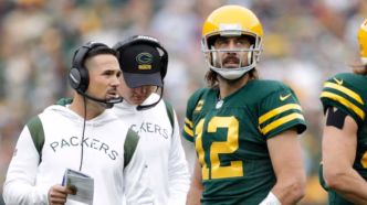 Treinador Matt LaFleur e quarterback Aaron Rodgers durante os tempos de Green Bay Packers.