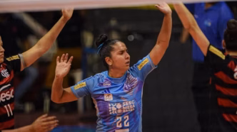 Laís, líbero do Sesc RJ Flamengo, em ação na Superliga Feminina.