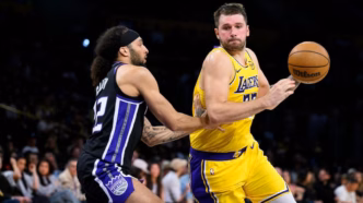 Luka Doncic em ação com a camisa do Los Angeles Lakers, apostas NBA.