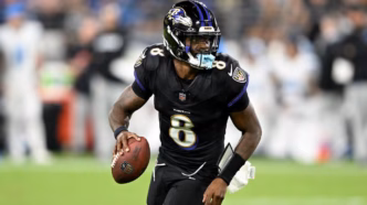 Lamar Jackson, quarterback dos Baltimore Ravens, em ação.