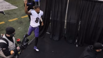 Lamar Jackson, quarterback do Baltimore Ravens, com expressão de dúvida para o jogo contra o Chicago Bears.