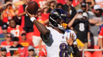 Lamar Jackson, quarterback do Baltimore Ravens, em ação em partida da NFL.