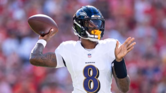 Lamar Jackson, quarterback do Baltimore Ravens, em ação. Jogador é dúvida para a Semana 8 da NFL.