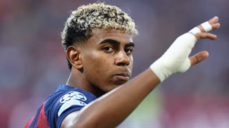 Lamine Yamal, jovem atacante do Barcelona, em ação durante partida.