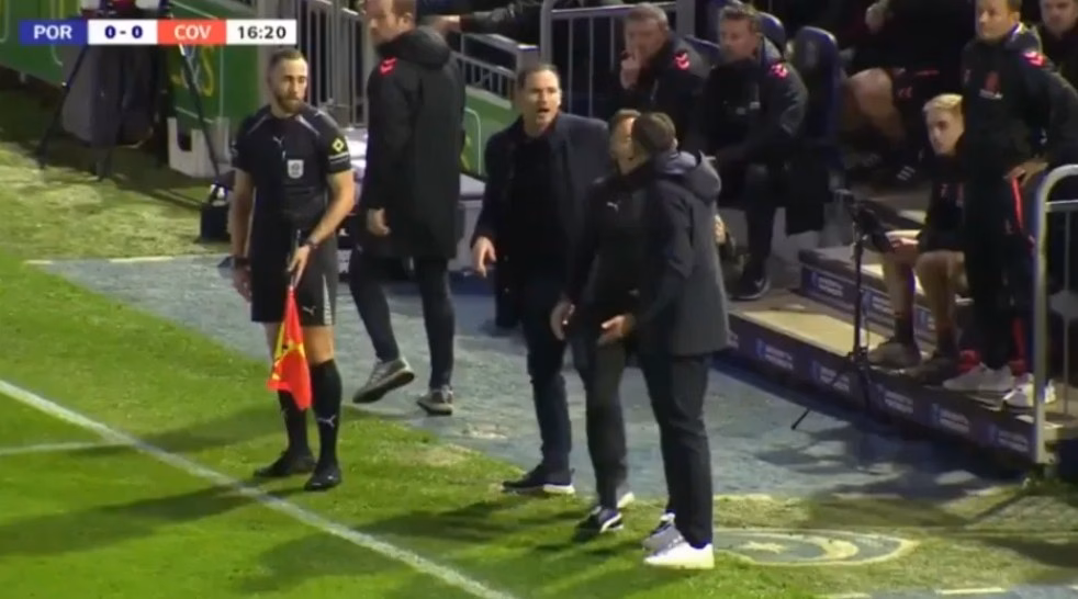 Frank Lampard discutindo com John Mousinho em partida do Championship.