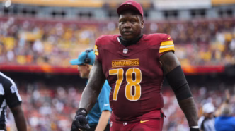 Laremy Tunsil, left tackle dos Washington Commanders, em ação durante a partida contra os Chiefs.